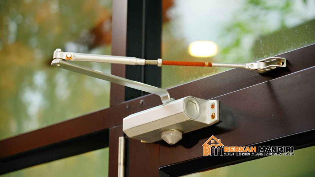 pintu dengan door closer di Tebet