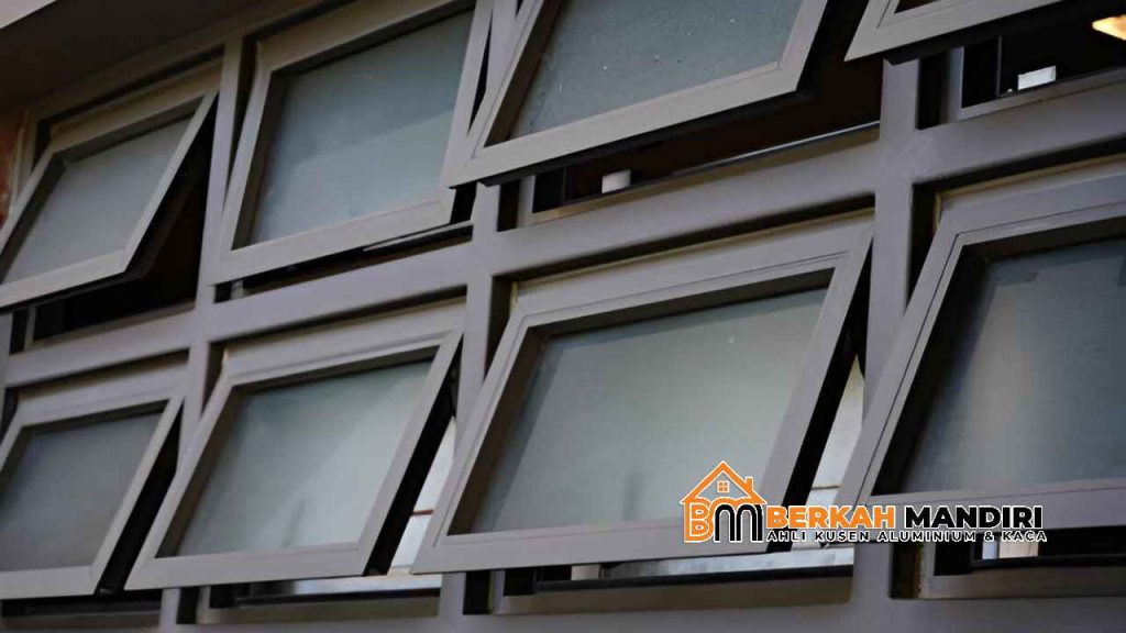 jendela aluminium jungkit di Ciputat.