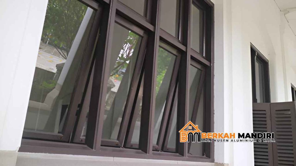 jendela aluminium jungkit di Ciputat.