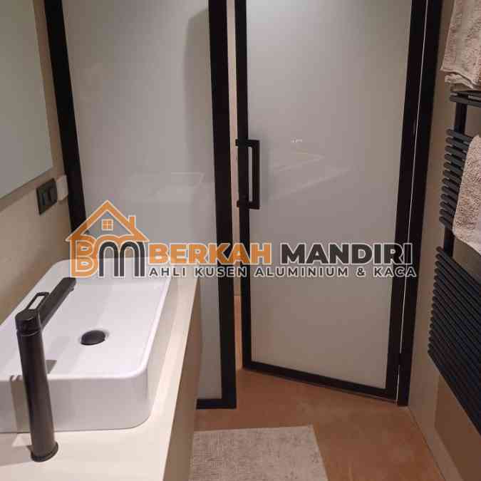 Pintu Swing Kaca Kamar Mandi Apartemen studio Buram Elegan Tangerang